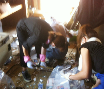 作業中|ゴミ屋敷・汚部屋の片づけ清掃